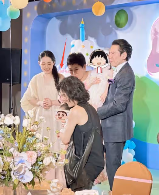 向太為孫子舉辦周歲宴,向佐牽手郭碧婷露面,卷髮造型被嘲像大姨