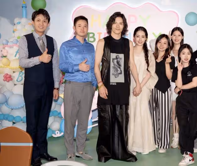 向太為孫子舉辦周歲宴,向佐牽手郭碧婷露面,卷髮造型被嘲像大姨