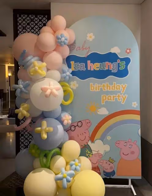 向太為孫子舉辦周歲宴,向佐牽手郭碧婷露面,卷髮造型被嘲像大姨