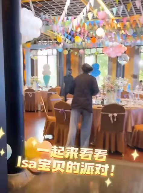 向太為孫子舉辦周歲宴,向佐牽手郭碧婷露面,卷髮造型被嘲像大姨