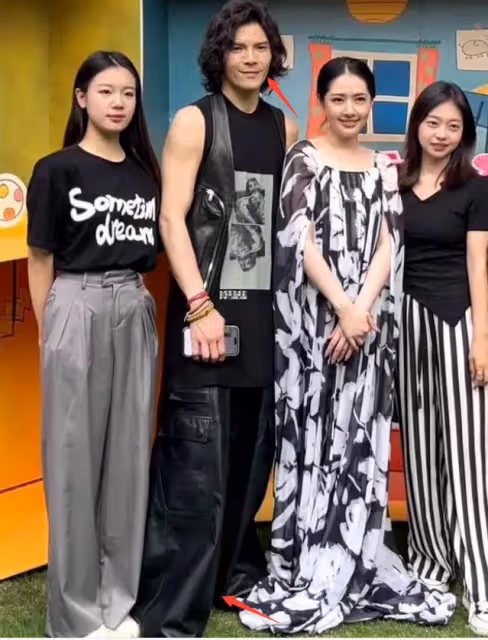 向太為孫子舉辦周歲宴,向佐牽手郭碧婷露面,卷髮造型被嘲像大姨