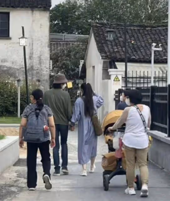 向太為孫子舉辦周歲宴,向佐牽手郭碧婷露面,卷髮造型被嘲像大姨