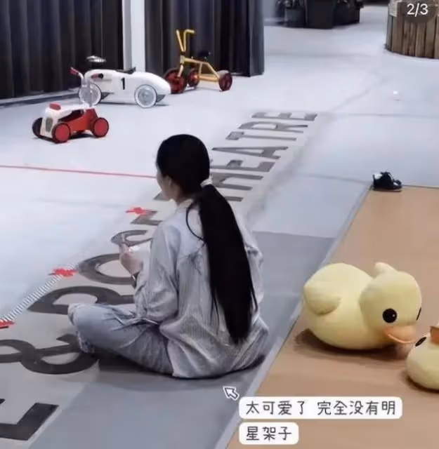 向太為孫子舉辦周歲宴,向佐牽手郭碧婷露面,卷髮造型被嘲像大姨