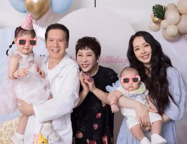 向太為孫子舉辦周歲宴,向佐牽手郭碧婷露面,卷髮造型被嘲像大姨