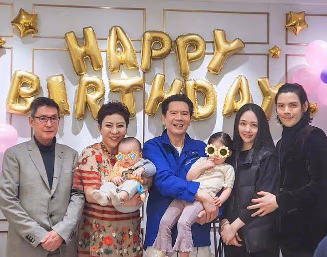 向太為孫子舉辦周歲宴,向佐牽手郭碧婷露面,卷髮造型被嘲像大姨