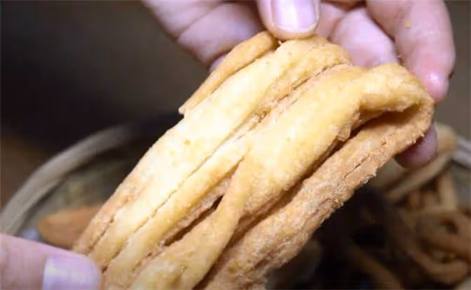 油炸饊子做法，掌握這個關鍵步驟，酥脆不膩口，比肉還香