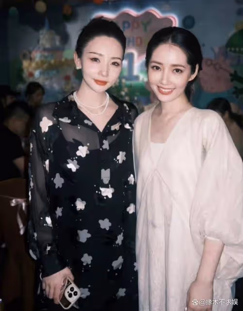 高曉松前妻曬和郭碧婷合影,周歲宴海量照片曝光,郭碧婷穿搭被嘲