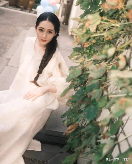高曉松前妻曬和郭碧婷合影,周歲宴海量照片曝光,郭碧婷穿搭被嘲