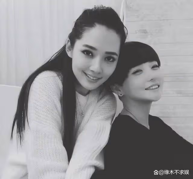 高曉松前妻曬和郭碧婷合影,周歲宴海量照片曝光,郭碧婷穿搭被嘲