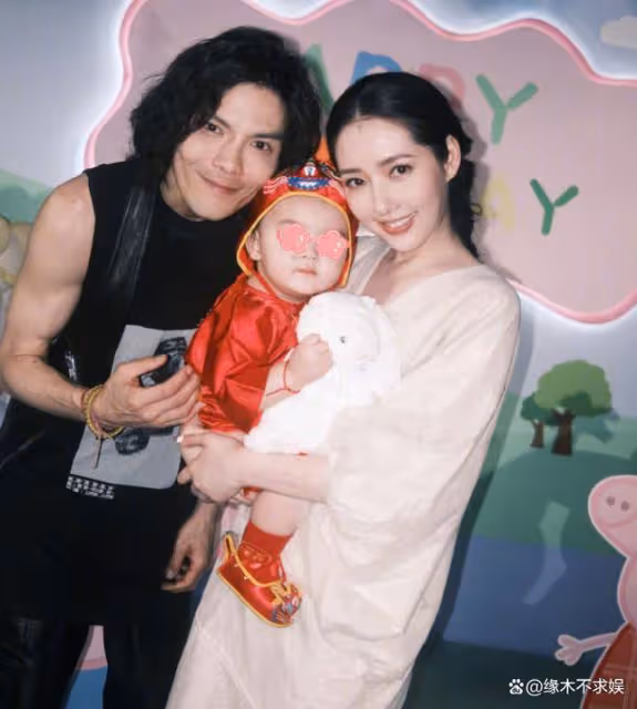 高曉松前妻曬和郭碧婷合影,周歲宴海量照片曝光,郭碧婷穿搭被嘲