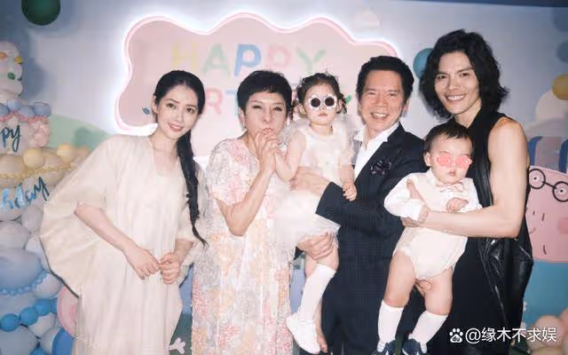 高曉松前妻曬和郭碧婷合影,周歲宴海量照片曝光,郭碧婷穿搭被嘲