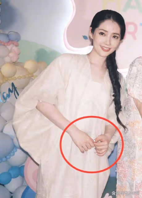 高曉松前妻曬和郭碧婷合影,周歲宴海量照片曝光,郭碧婷穿搭被嘲