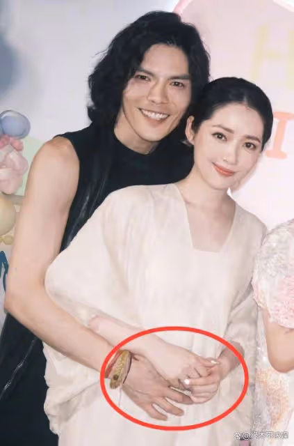 高曉松前妻曬和郭碧婷合影,周歲宴海量照片曝光,郭碧婷穿搭被嘲