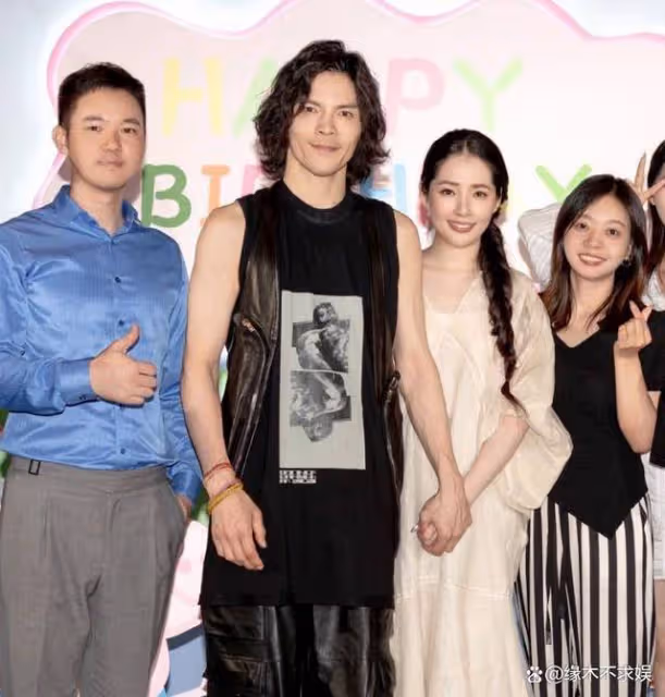 高曉松前妻曬和郭碧婷合影,周歲宴海量照片曝光,郭碧婷穿搭被嘲