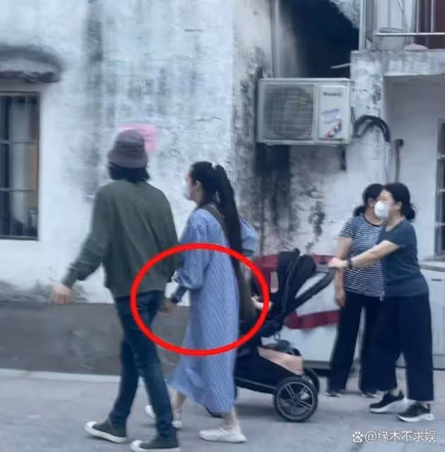 高曉松前妻曬和郭碧婷合影,周歲宴海量照片曝光,郭碧婷穿搭被嘲