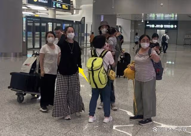 高曉松前妻曬和郭碧婷合影,周歲宴海量照片曝光,郭碧婷穿搭被嘲