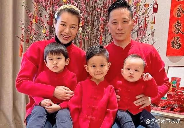 高曉松前妻曬和郭碧婷合影,周歲宴海量照片曝光,郭碧婷穿搭被嘲
