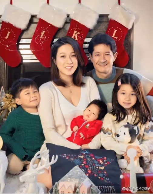 高曉松前妻曬和郭碧婷合影,周歲宴海量照片曝光,郭碧婷穿搭被嘲