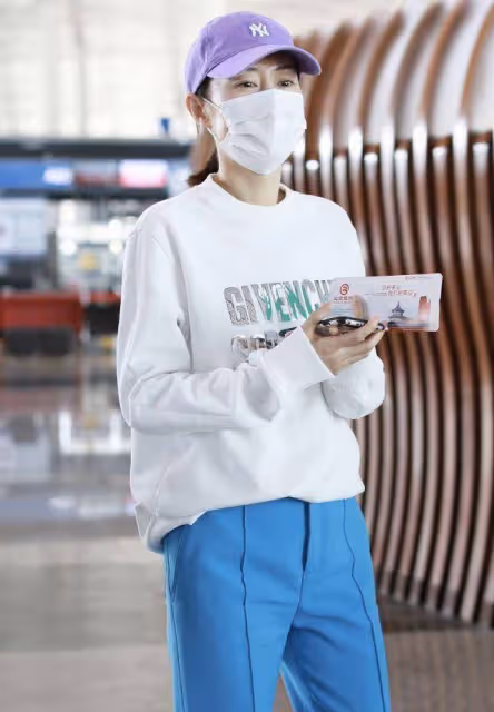 劉敏濤這麼穿真減齡,「糖果」色系私服造型,盡顯青春活力又醒目