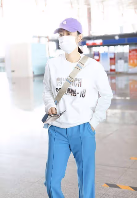 劉敏濤這麼穿真減齡,「糖果」色系私服造型,盡顯青春活力又醒目