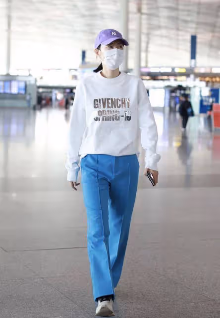 劉敏濤這麼穿真減齡,「糖果」色系私服造型,盡顯青春活力又醒目