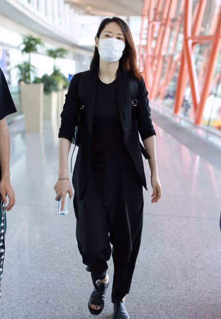 劉敏濤這麼穿真減齡,「糖果」色系私服造型,盡顯青春活力又醒目