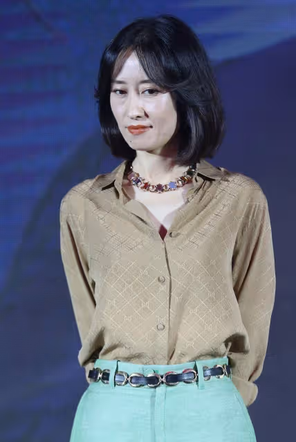 劉敏濤這麼穿真減齡,「糖果」色系私服造型,盡顯青春活力又醒目