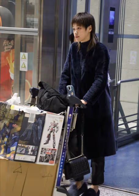 劉翔現任妻子「狼尾造型」好時髦,日常私服簡約,穿藏藍色挺帥氣