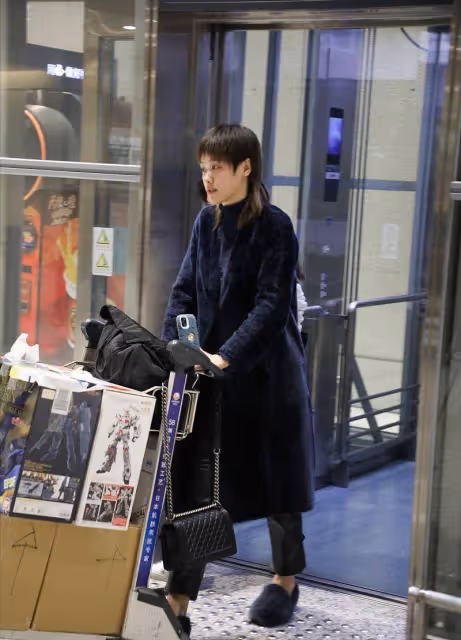 劉翔現任妻子「狼尾造型」好時髦,日常私服簡約,穿藏藍色挺帥氣