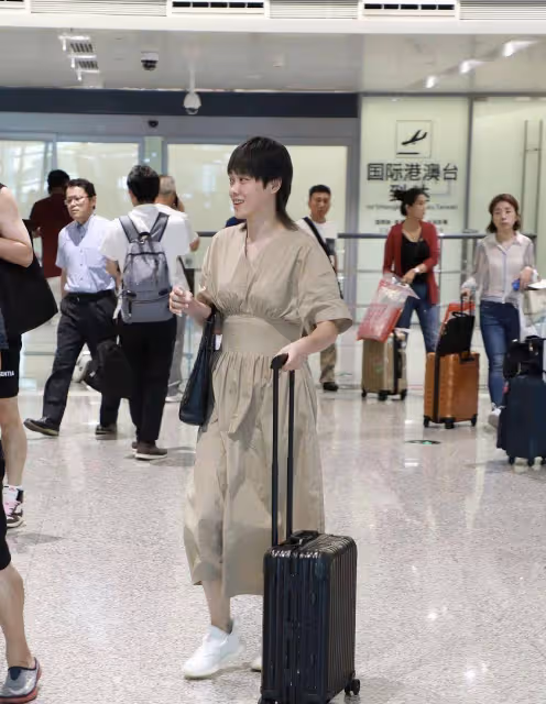 劉翔現任妻子「狼尾造型」好時髦,日常私服簡約,穿藏藍色挺帥氣