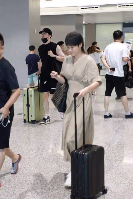 劉翔現任妻子「狼尾造型」好時髦,日常私服簡約,穿藏藍色挺帥氣