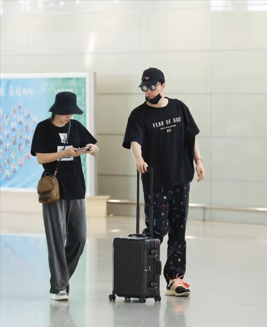劉翔現任妻子「狼尾造型」好時髦,日常私服簡約,穿藏藍色挺帥氣