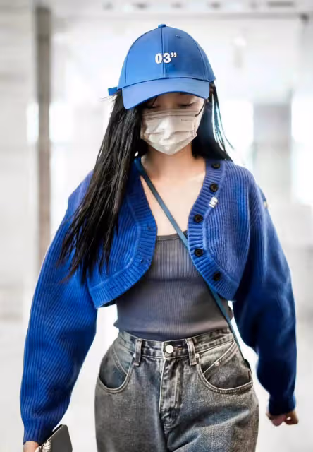 吳宣儀私服分享,穿藍色短款針織衫配灰色闊腿牛仔褲,休閒舒適