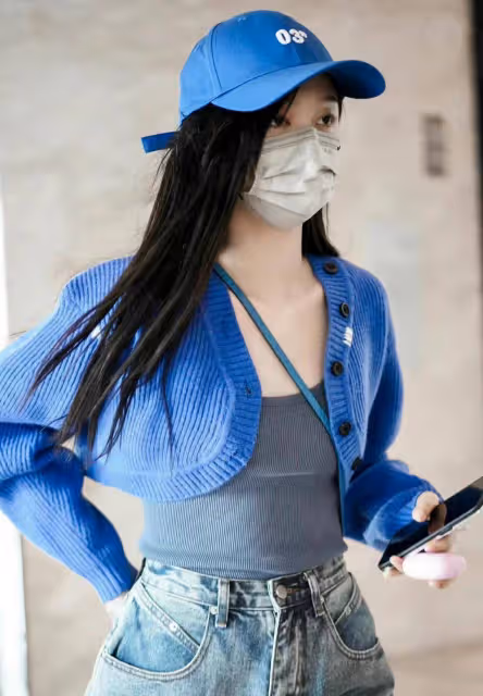 吳宣儀私服分享,穿藍色短款針織衫配灰色闊腿牛仔褲,休閒舒適