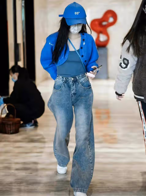 吳宣儀私服分享,穿藍色短款針織衫配灰色闊腿牛仔褲,休閒舒適