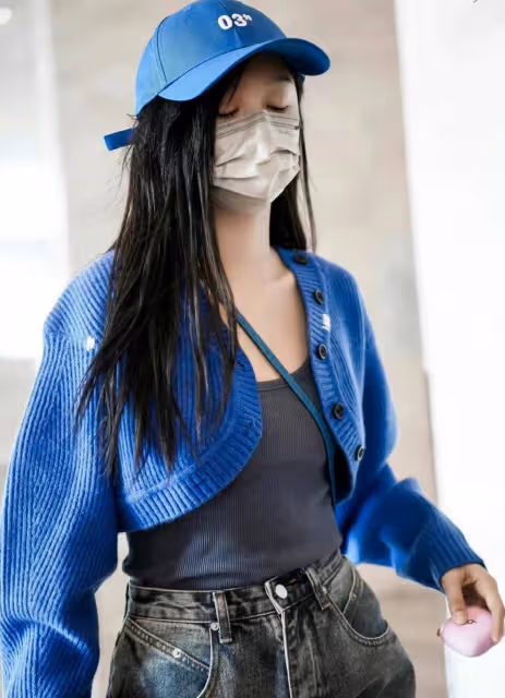 吳宣儀私服分享,穿藍色短款針織衫配灰色闊腿牛仔褲,休閒舒適