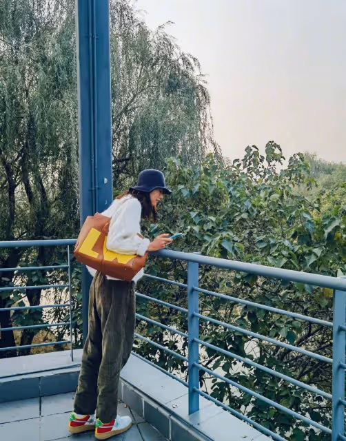 劉雯私服穿搭高級又自在,這兩款秋天造型,舒適又大方,直接拿去