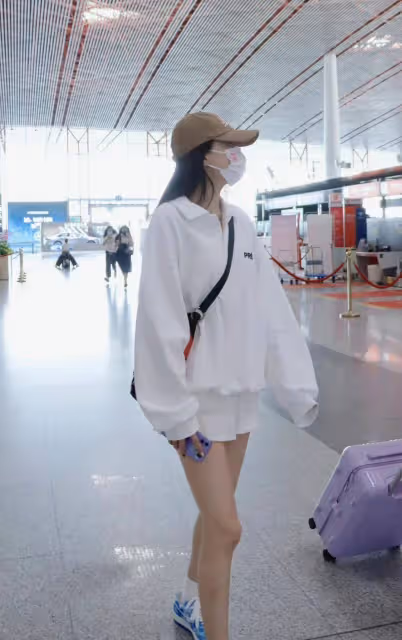 孫怡機場私服,白色翻領衛衣配同色系短褲,休閒舒適又青春