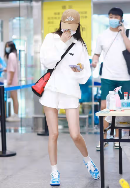 孫怡機場私服,白色翻領衛衣配同色系短褲,休閒舒適又青春