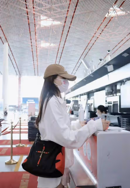 孫怡機場私服,白色翻領衛衣配同色系短褲,休閒舒適又青春