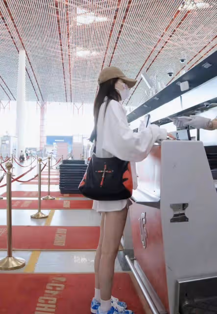 孫怡機場私服,白色翻領衛衣配同色系短褲,休閒舒適又青春