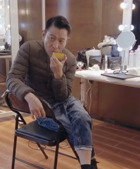 劉德華61歲依舊凍齡,不喝冷飲、長期茹素,6個飲食習慣公開
