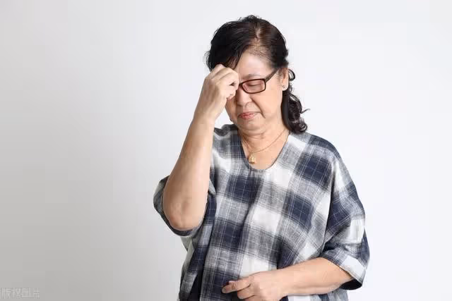 母親過生日,大哥給800,我給9900,母親直嘆氣:我對你很失望