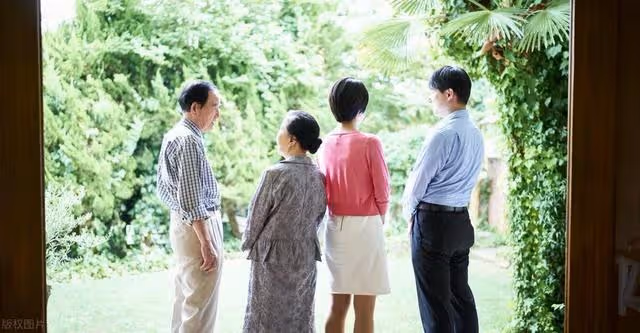 把岳父接來養老,聽到他和朋友的對話,女婿怒道:回你兒子家養老