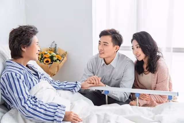 把岳父接來養老,聽到他和朋友的對話,女婿怒道:回你兒子家養老