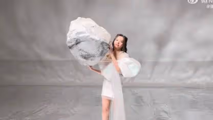 張靚穎《潮光》拍攝花絮曝光，在深海舉起巨石差點砸到魚尾巴