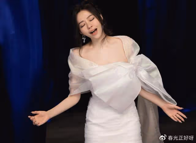 張靚穎《潮光》拍攝花絮曝光，在深海舉起巨石差點砸到魚尾巴