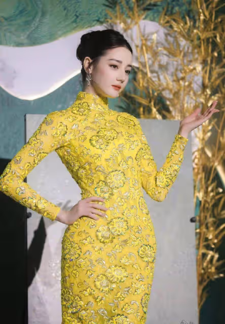 不愧是女媧的施展本領!帝力熱巴搖旗袍露背造型驚艷