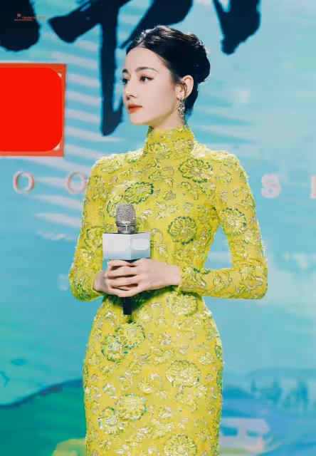 不愧是女媧的施展本領!帝力熱巴搖旗袍露背造型驚艷