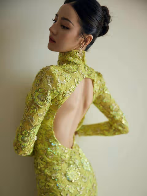 不愧是女媧的施展本領!帝力熱巴搖旗袍露背造型驚艷